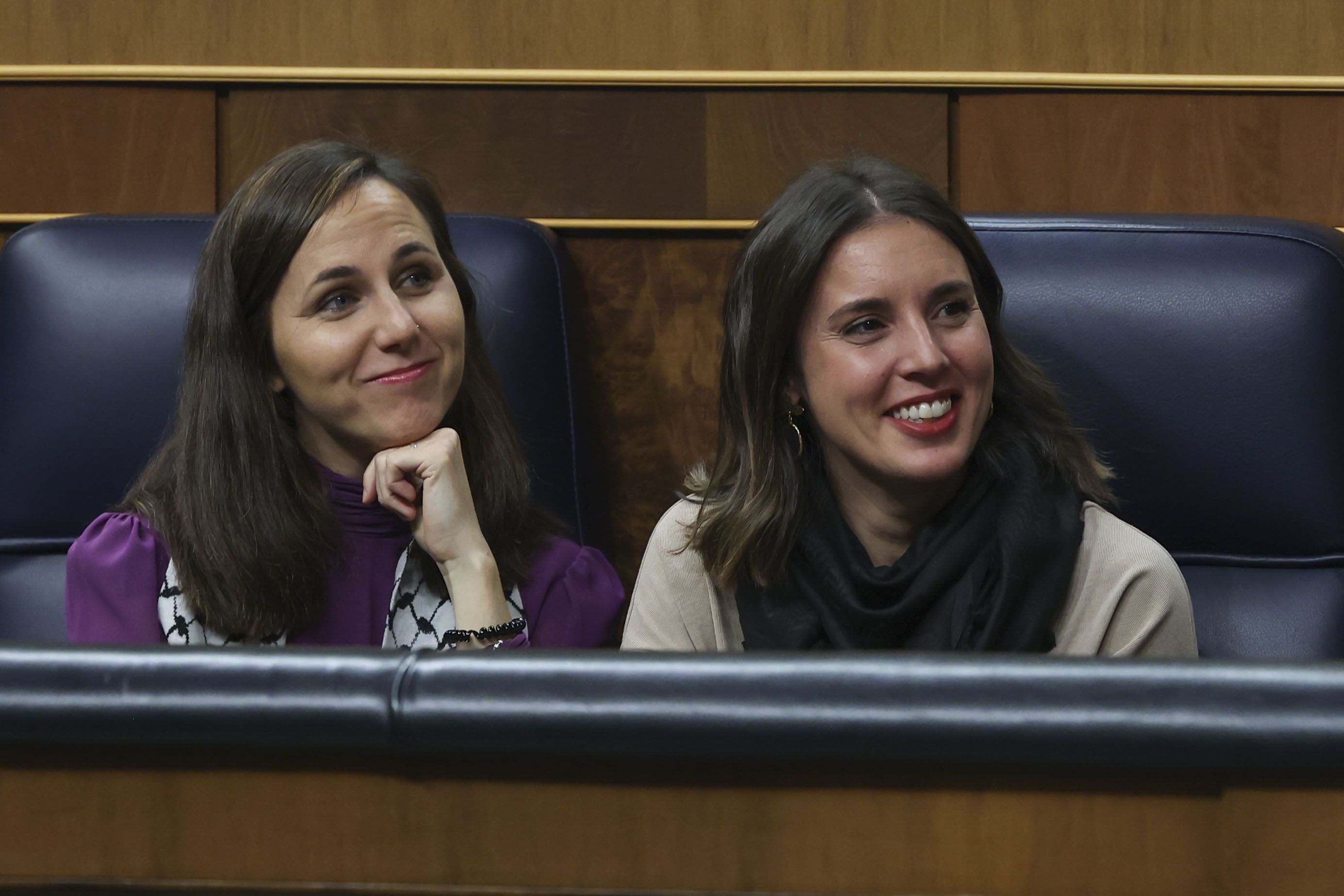 Jone Belarra eta Irene Montero Podemoseko ministroak, Sanchezen inbestidura saioan. Jone Belarra eta Irene Montero Podemoseko ministroak, Sanchezen inbestidura saioan.