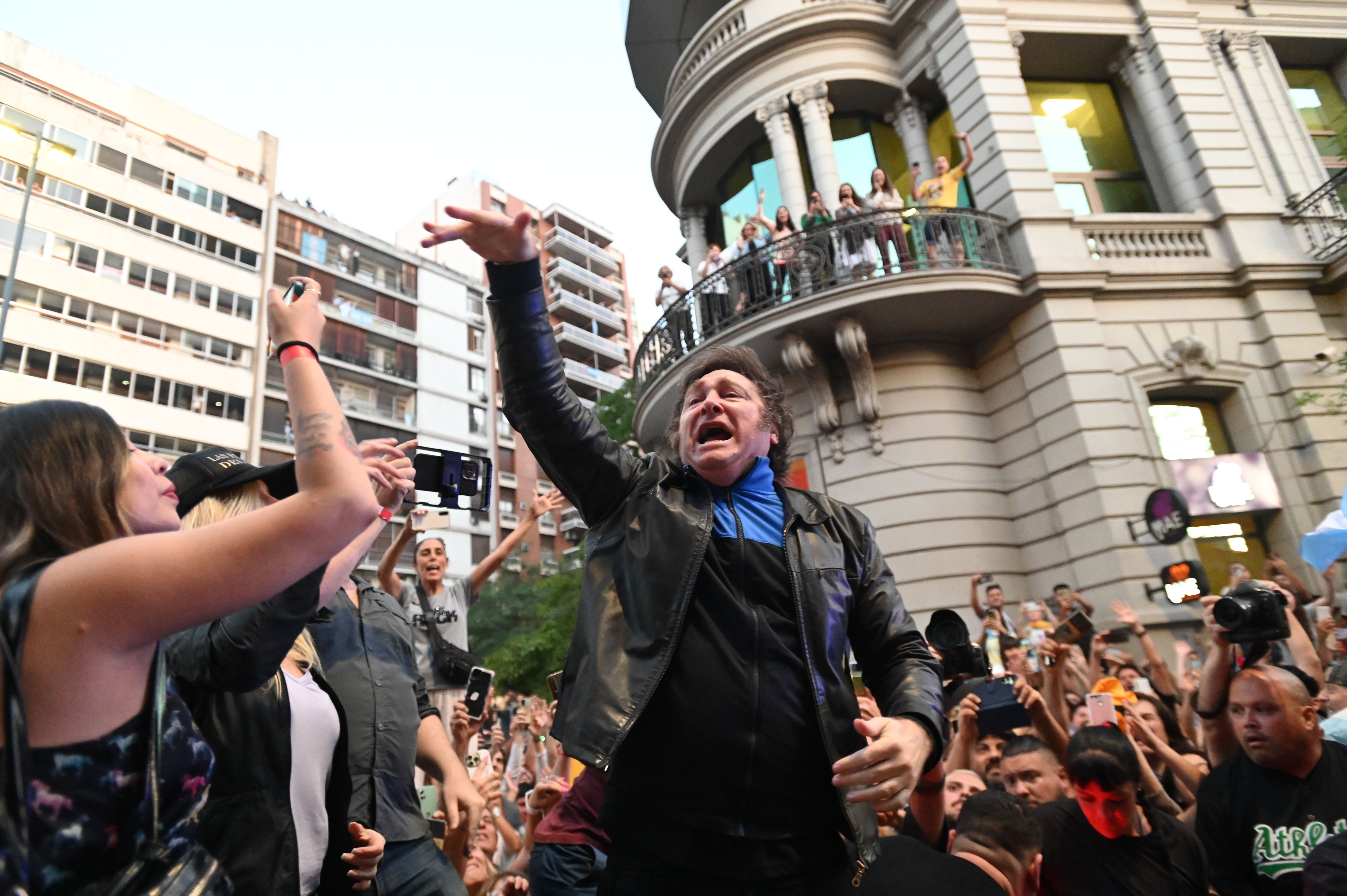 Javier Milei presidentegai ultraeskuindarra, joan den ostegunean, kanpaina itxierako ekitaldian, Cordoban (Argentina). ARIEL ALEJANDRO CARRERAS / EFE Javier Milei presidentegai ultraeskuindarra, joan den ostegunean, kanpaina itxierako ekitaldian, Cordoban (Argentina). ARIEL ALEJANDRO CARRERAS / EFE