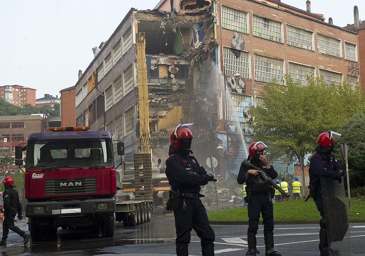 Ertzainak Kukutza eraisteko lanak zaintzen, Bilboko Errekalde auzoan, 2011ko irailaren 23an. Bi egun lehenago hustu zuten eraikina. LUIS JAUREGIALTZO / ARGAZKI PRESS.