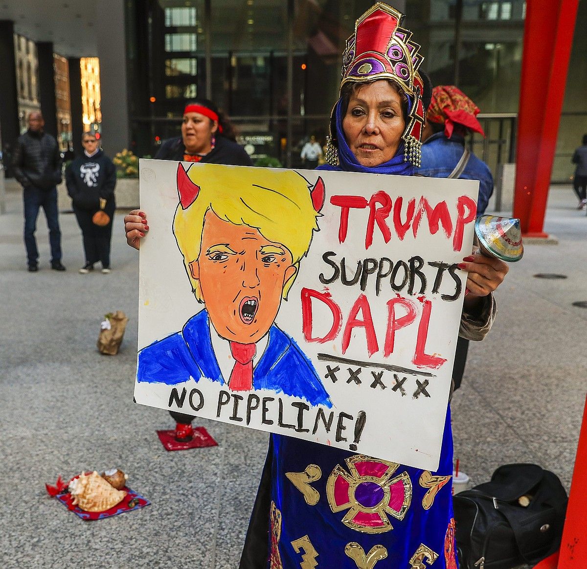 Dakota Access oliobidearen aurka emakume indigena batek azaroan Chicagon egindako protesta. TANNEN MAURY / EFE. Dakota Access oliobidearen aurka emakume indigena batek azaroan Chicagon egindako protesta. TANNEN MAURY / EFE.