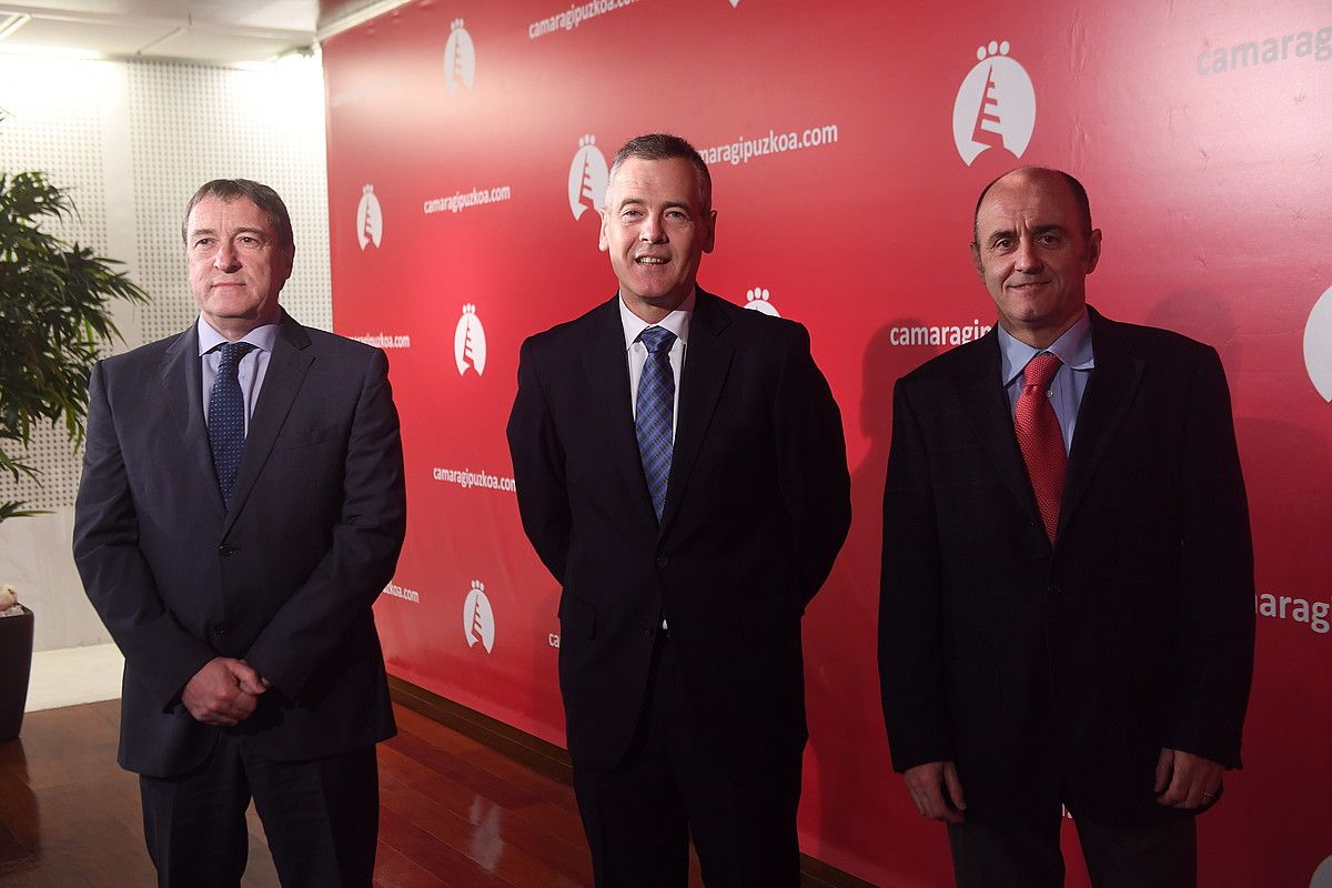 Bazkundeko buruzagiak atzo, Endika Sanchez Agirre idazkari nagusia, Pedro Esnaola presidentea, eta Iñigo Muguruza Berrikuntza zuzendaria. JON URBE / ARP. Bazkundeko buruzagiak atzo, Endika Sanchez Agirre idazkari nagusia, Pedro Esnaola presidentea, eta Iñigo Muguruza Berrikuntza zuzendaria. JON URBE / ARP.