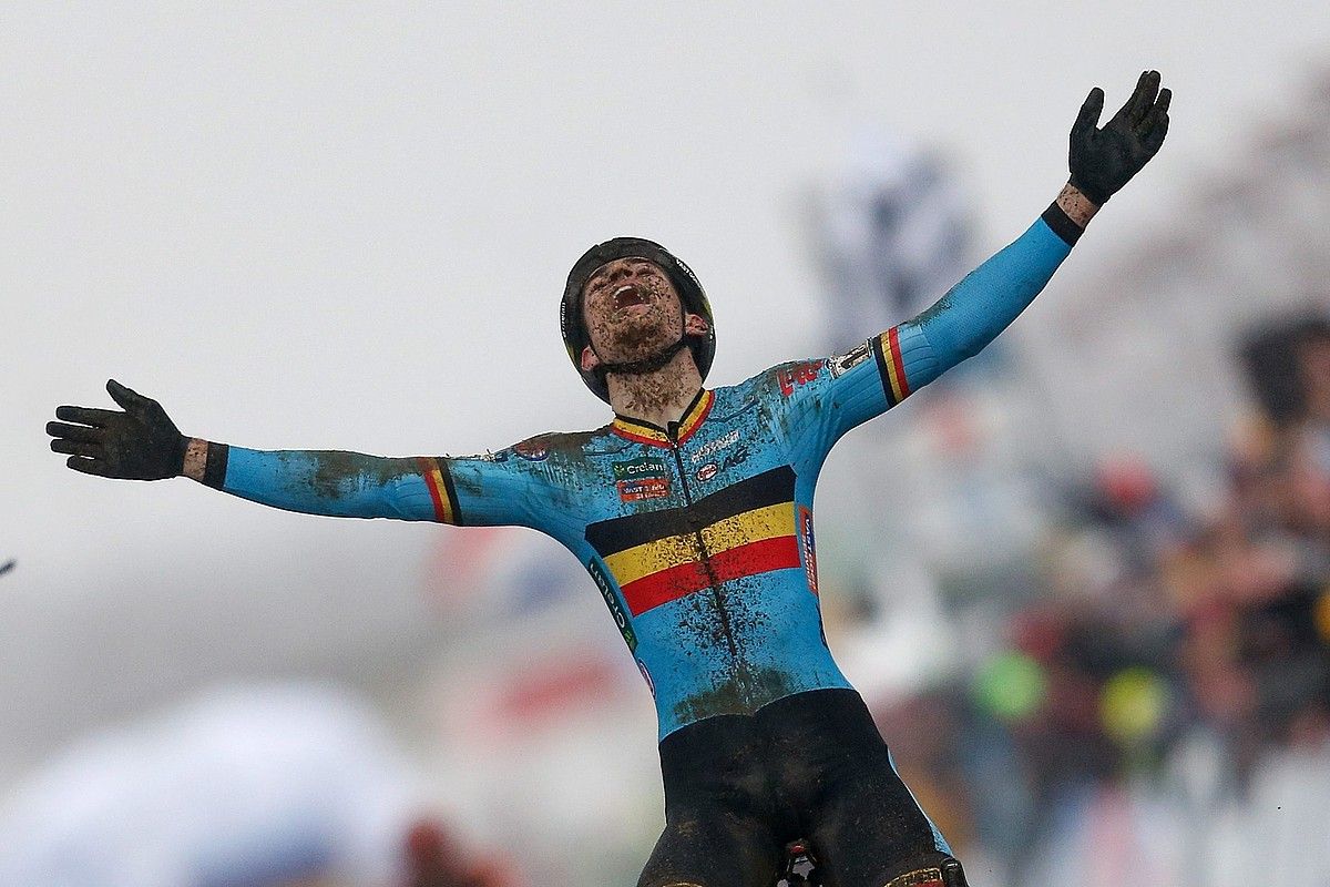 Wout van Aert, iaz, Heusden-Zolderren jokatu zen Munduko Txapelketan, helmugara iristen. LAURENT DUBRULE / EFE.