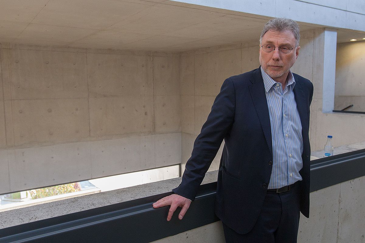 Marty Baron, atzo Iruñean, Hedabide tradizionalen etorkizuna hitzaldia eman ondoren. MANUEL CASTELLS-UNAV.