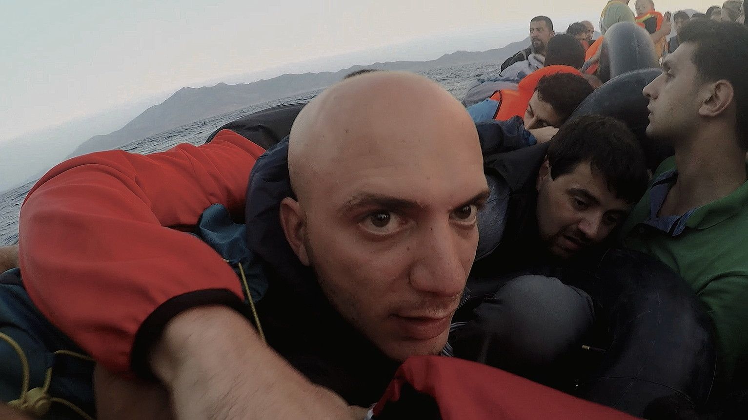 'Exodus: Our Journey to Europe'. Dokumental kolektiboa. Argazkian, Hassan Akkad errefuxiatu film egilea. HASSAN AKKAD.