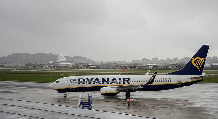 Ryanair konpainiako hegazkin bat, Santanderreko (Espainia) aireportuan. ROMAN G. AGUILERA, EFE