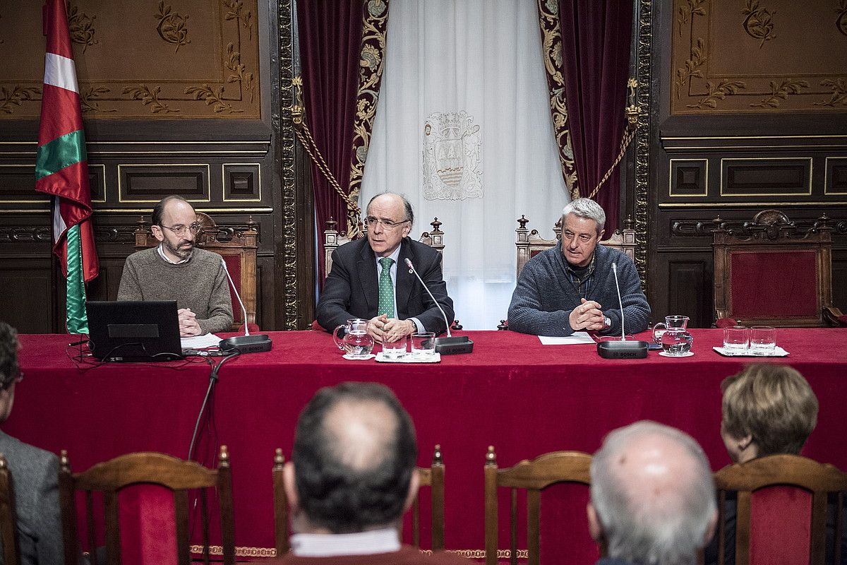 Euskaltzaindiko kideak, atzo, Donostian. GORKA RUBIO / ARGAZKI PRESS. Euskaltzaindiko kideak, atzo, Donostian. GORKA RUBIO / ARGAZKI PRESS.