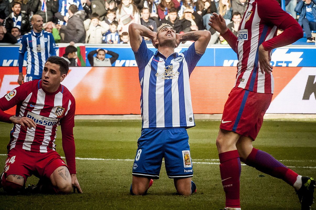 Camarasa Alaveseko erdilaria bi eskuak buruan dituela, atzo, Atletico Madrilen aurka huts egindako aukera baten ondoren. JAIZKI FONTANEDA / ARGAZKI PRESS.