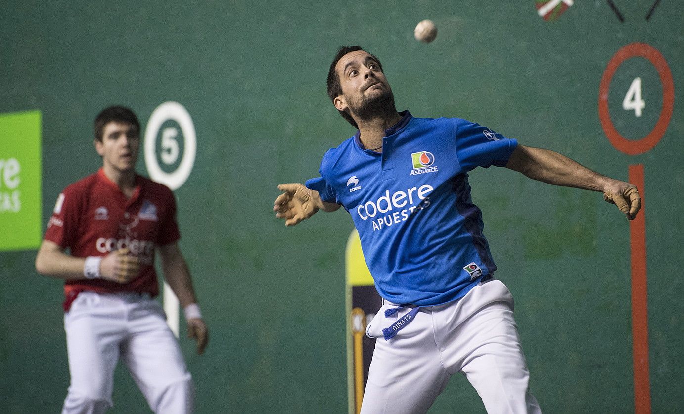 Oinatz Bengoetxea, pilota airez astintzeko prest, atzoko partidan. JON URBE / ARP. Oinatz Bengoetxea, pilota airez astintzeko prest, atzoko partidan. JON URBE / ARP.