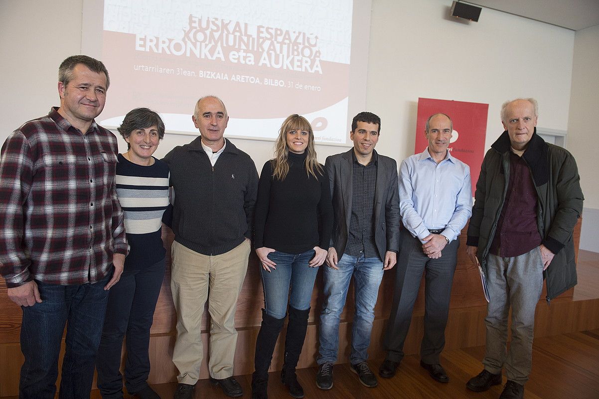 Alberto Barandiaran, Beatriz Zabalondo, Jexux Murua, Estitxu Garai, Aritz Agirre, Jon Barriola eta Martxelo Otamendi, atzo, Bilbon, Ezkerraberri fundazioak antolatutako jardunaldian. MONIKA DEL VALLE / ARGAZKI PRESS.