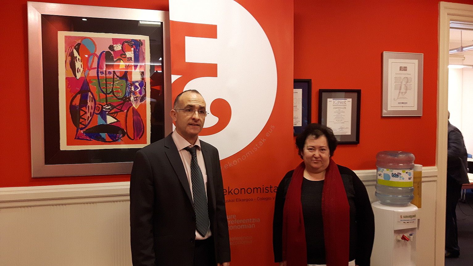 Mercedes Vallejo (EHU) eta Joseba Barandiaran (Ekonomistak Euskal Elkargoa), atzo, Bilbon. EKONOMISTAK EUSKAL ELKARGOA. Mercedes Vallejo (EHU) eta Joseba Barandiaran (Ekonomistak Euskal Elkargoa), atzo, Bilbon. EKONOMISTAK EUSKAL ELKARGOA.