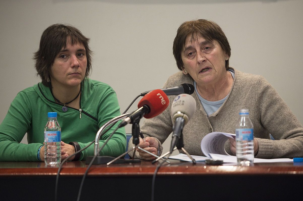 Lorea Ureta eta Isabel Otxoa Etxeko Langileen Elkarteko ordezkariak, atzo, Bilbon. MONIKA DEL VALLE / ARGAZKI PRESS. Lorea Ureta eta Isabel Otxoa Etxeko Langileen Elkarteko ordezkariak, atzo, Bilbon. MONIKA DEL VALLE / ARGAZKI PRESS.