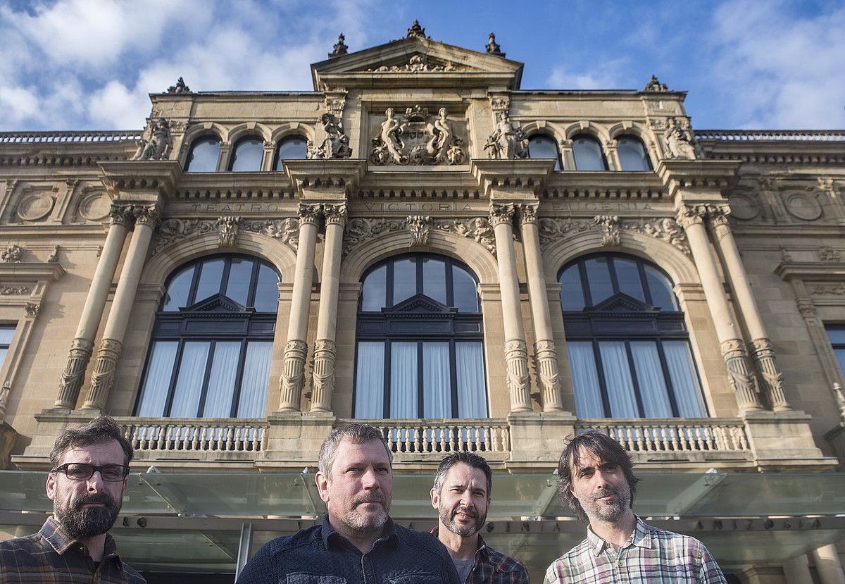 Juanra Etxaburua, Alberto Bosch,Txenan Calvo eta Mikel Azpiroz, Lau Behiko kideak. JON URBE / ARGAZKI PRESS. Juanra Etxaburua, Alberto Bosch,Txenan Calvo eta Mikel Azpiroz, Lau Behiko kideak. JON URBE / ARGAZKI PRESS.