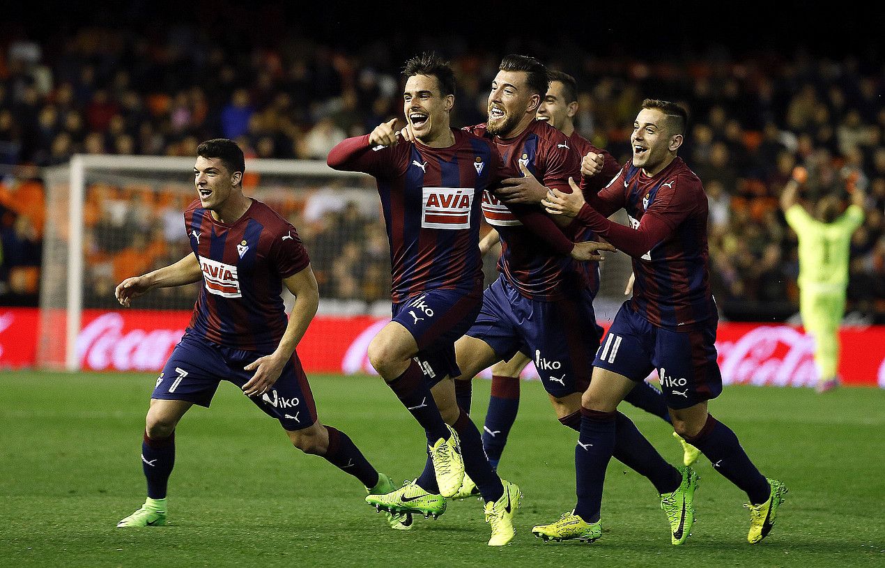 Ander Capa, Dani Garcia, Sergi Enrich, Arnaitz Arbilla eta Ruben Peña Eibarrek atzoko partidan sarturiko hirugarren gola ospatzen. KAI FOSTERLING / EFE. Ander Capa, Dani Garcia, Sergi Enrich, Arnaitz Arbilla eta Ruben Peña Eibarrek atzoko partidan sarturiko hirugarren gola ospatzen. KAI FOSTERLING / EFE.