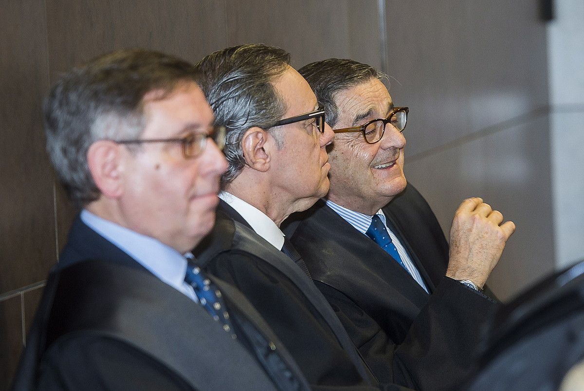 Cabieces, Alkorta eta Fernandez, atzo, Bilboko epaitegian. LUIS JAUREGIALTZO / ARP. Cabieces, Alkorta eta Fernandez, atzo, Bilboko epaitegian. LUIS JAUREGIALTZO / ARP.