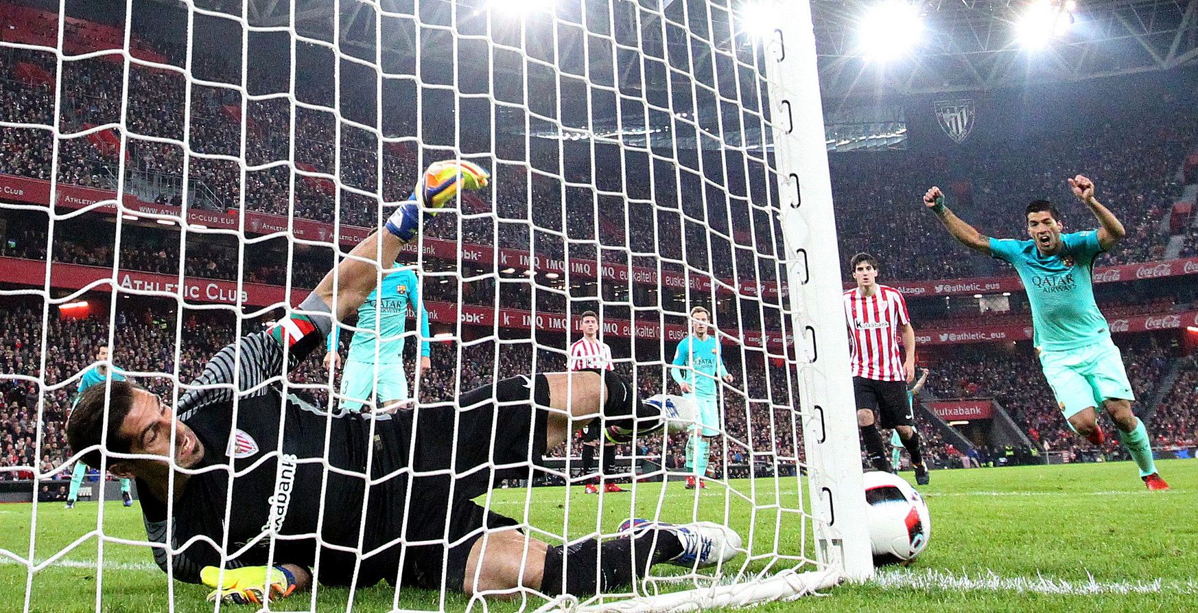 Gorka Iraizoz, gola jaso berritan, San Mamesen, Bartzelonaren aurkako Espainiako Kopako final-zortzirenetako joaneko partidan. LUIS TEJIDO / EFE.