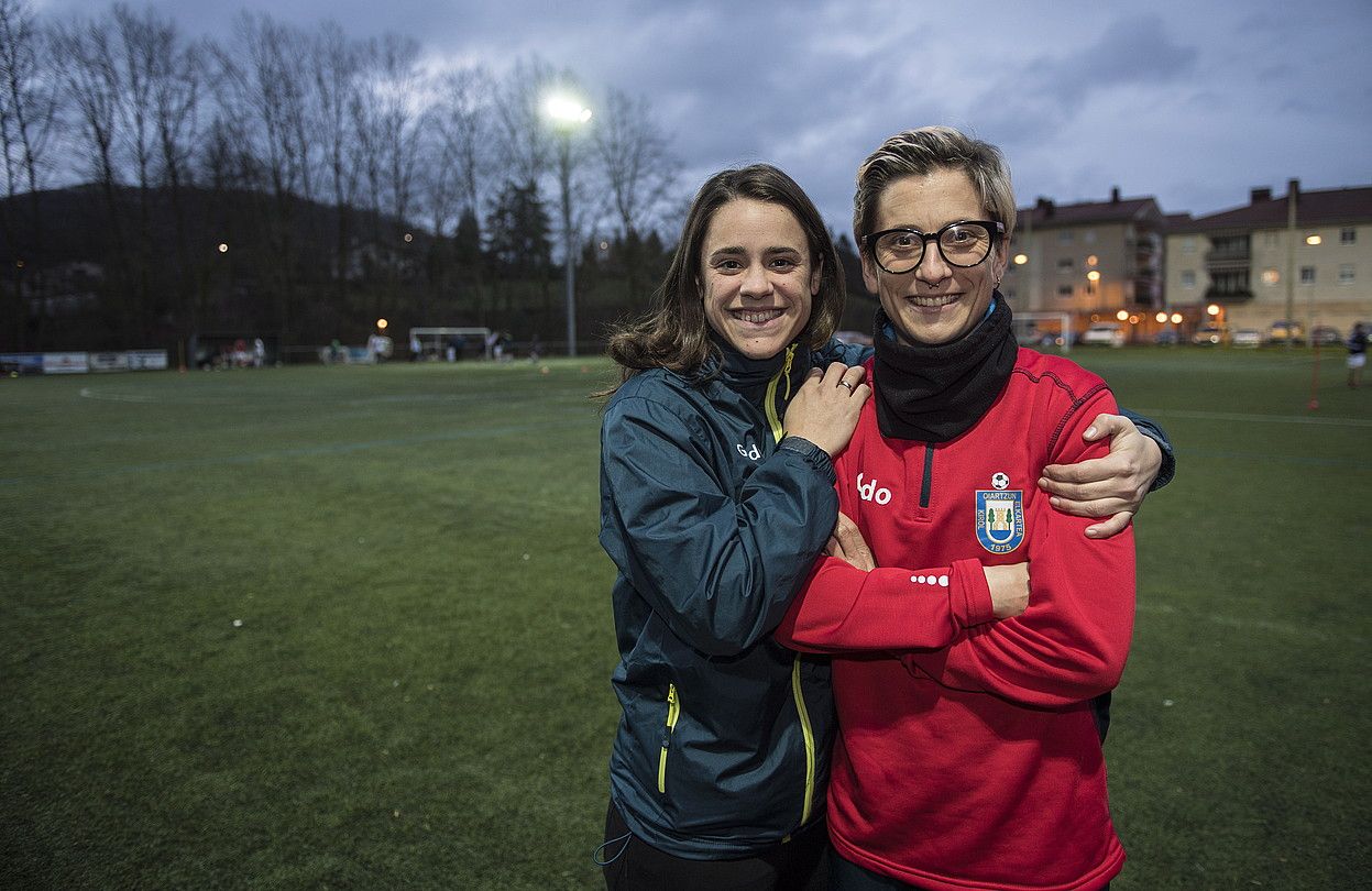 Eguzkiñe Peña eta Anne Mugarza, Oiartzungo jokalariak, Karla Lekuona futbol zelaian. GORKA RUBIO / ARGAZKI PRESS.