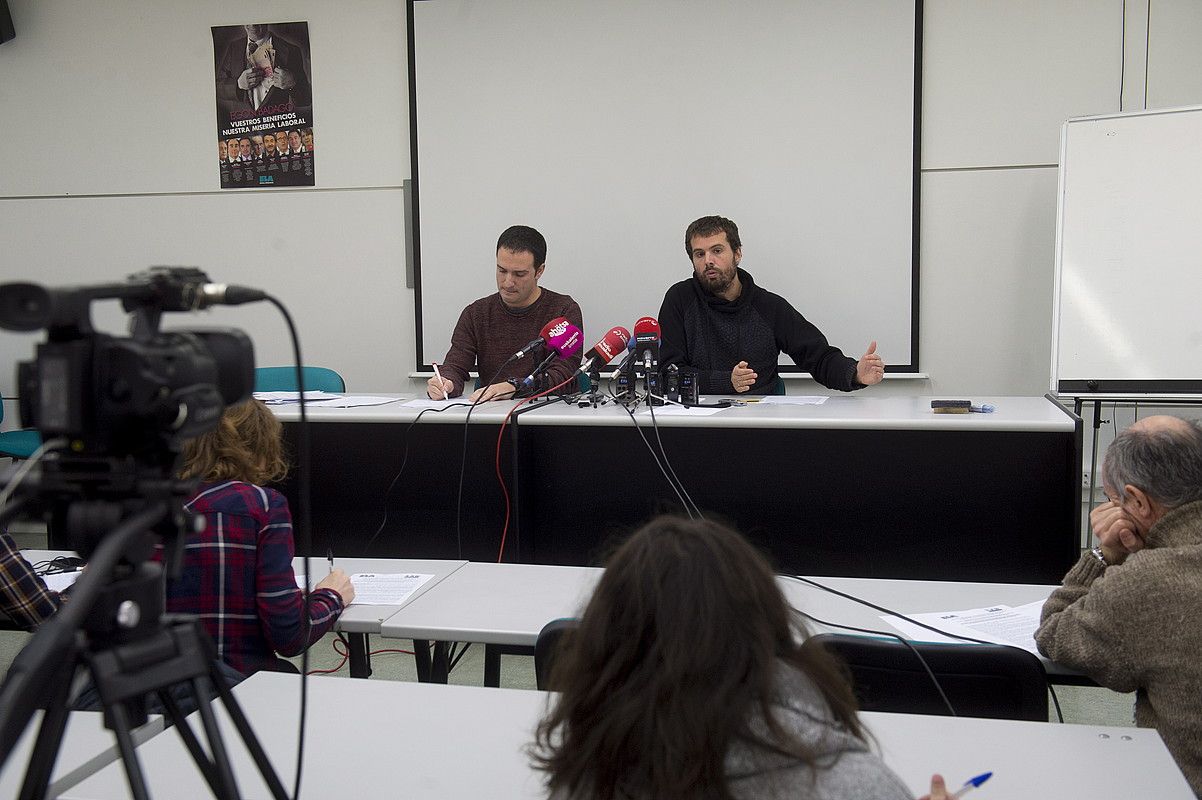 Mitxel Lakuntza (ELA) eta Igor Arroyo (LAB), atzo, ELAren Iruñeko egoitzan. IÑIGO URIZ / ARGAZKI PRESS.