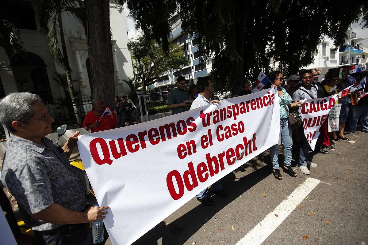 Panamako herritarrak protestan, Odebrecht auzia salatu eta politikarien ustelkeria gaitzesteko. ALEJANDRO BOLIVAR / EFE.