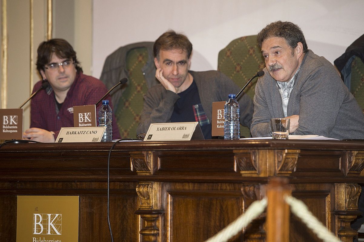 Harkaitz Cano idazlea eta Xabier Olarra itzultzailea, atzo, BIlboko Bidebarrieta liburutegiko mahai inguruan. MONIKA DEL VALLE / ARGAZKI PRESS. Harkaitz Cano idazlea eta Xabier Olarra itzultzailea, atzo, BIlboko Bidebarrieta liburutegiko mahai inguruan. MONIKA DEL VALLE / ARGAZKI PRESS.