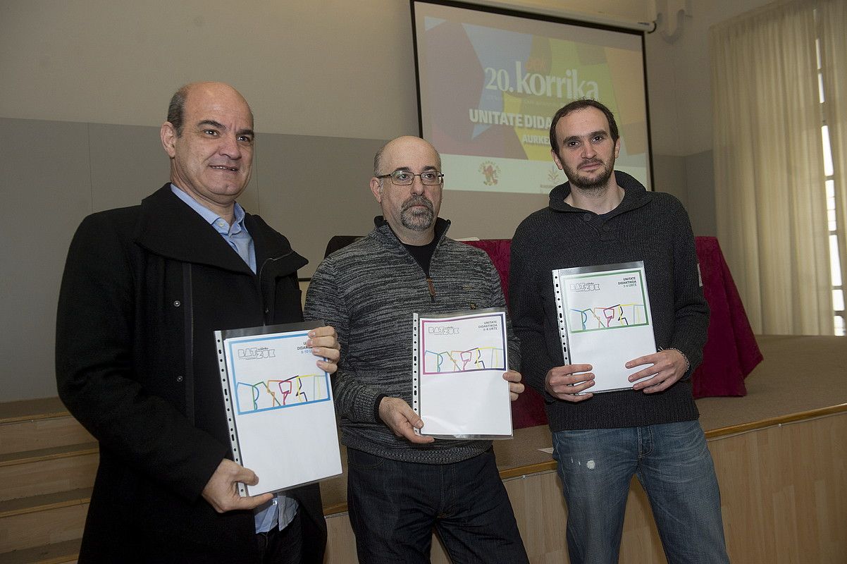 Koldo Tellitu, Asier Amondo eta Xan Aire, atzo, Iruñean. IÑIGO URIZ / ARGAZKI PRESS. Koldo Tellitu, Asier Amondo eta Xan Aire, atzo, Iruñean. IÑIGO URIZ / ARGAZKI PRESS.