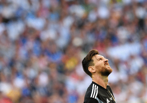 Lionel Messi, atsekabetuta, penaltia huts egin ondoren. FACUNDO ARRIZABALAGA / EFE