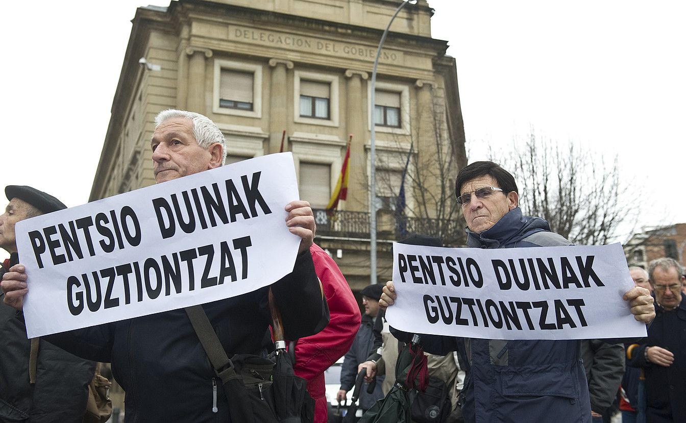 Iruñean egindako protesta bat pentsio duinak aldarrikatuz. J. MANTEROLA / ARP. Iruñean egindako protesta bat pentsio duinak aldarrikatuz. J. MANTEROLA / ARP.