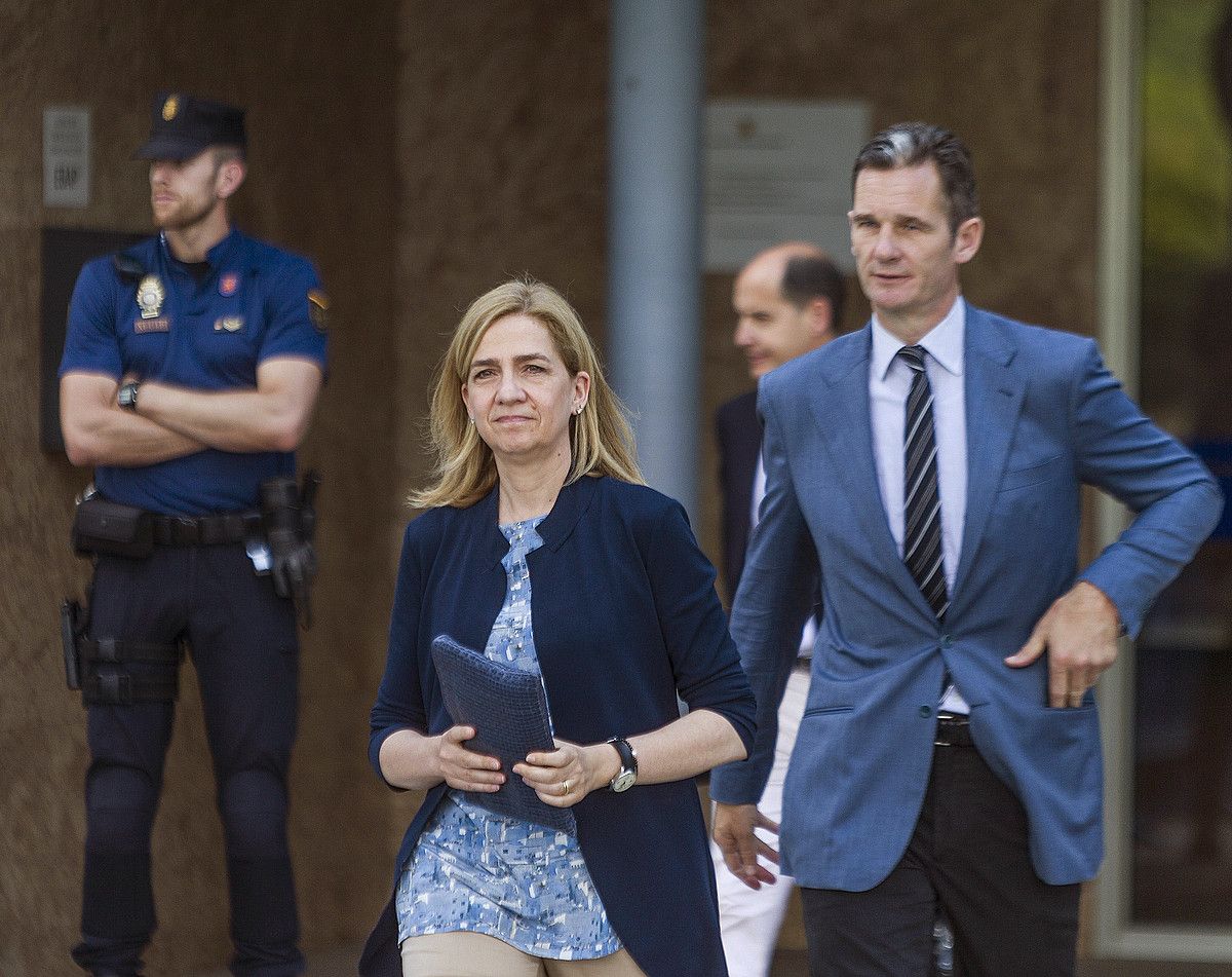 Cristina Borboikoa eta Iñaki Urdangarin, Balearretako Aministrazio Publikoko Eskolatik ateratzen, iaz. CATI CALDERA / EFE.