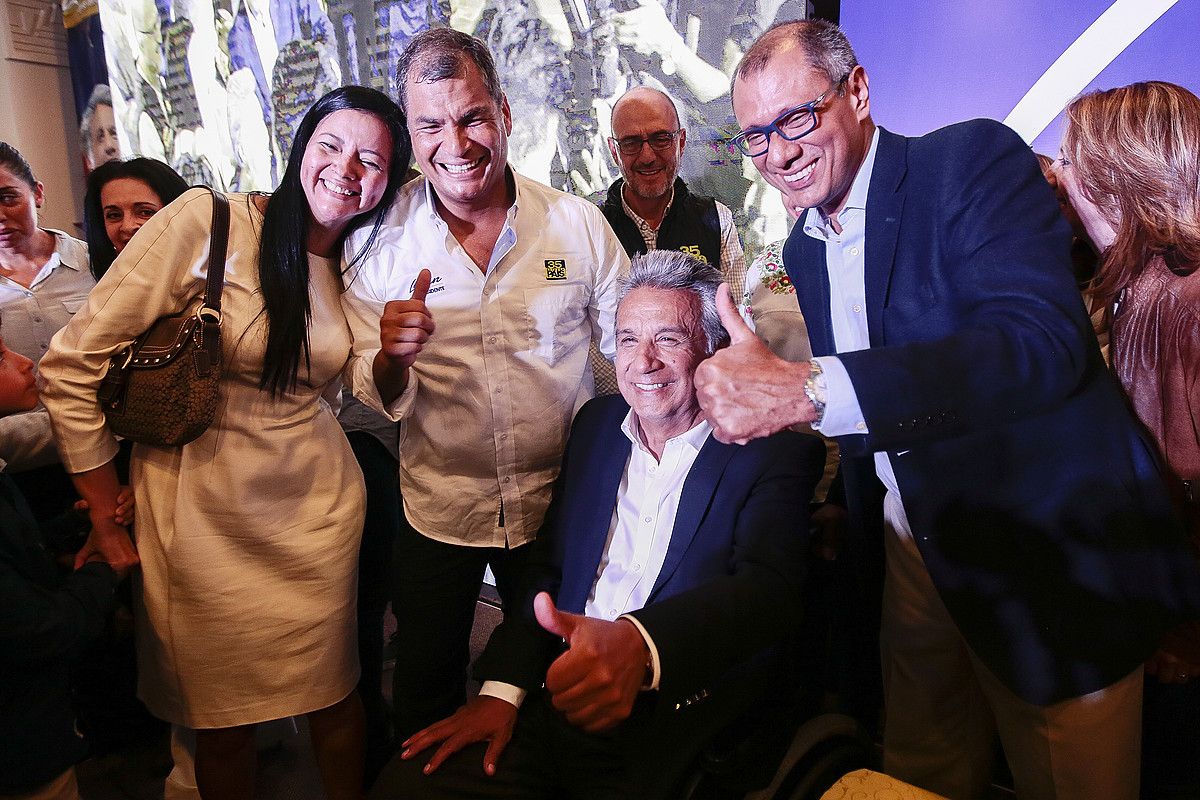 Rafael Correa, Lenin Moreno eta Jorgue Glas, herenegun, Quiton, garaipena ospatzen. JOSE JACOME / EFE.