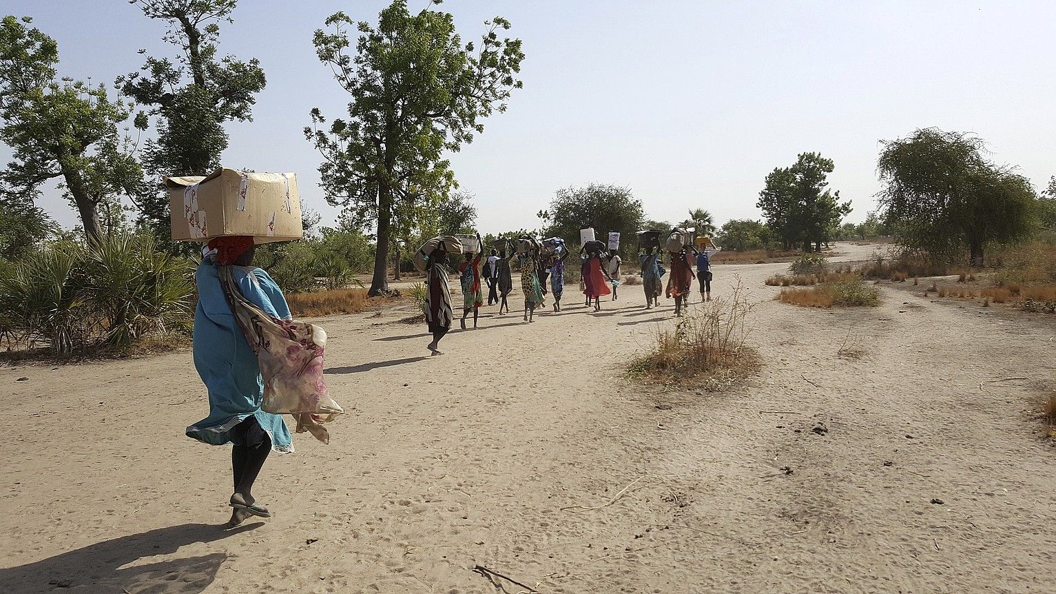 Boluntario talde bat, Dablualdik ateratzen (Hego Sudan), joan den astean. NICOLAS PEISSEL / EFE. Boluntario talde bat, Dablualdik ateratzen (Hego Sudan), joan den astean. NICOLAS PEISSEL / EFE.