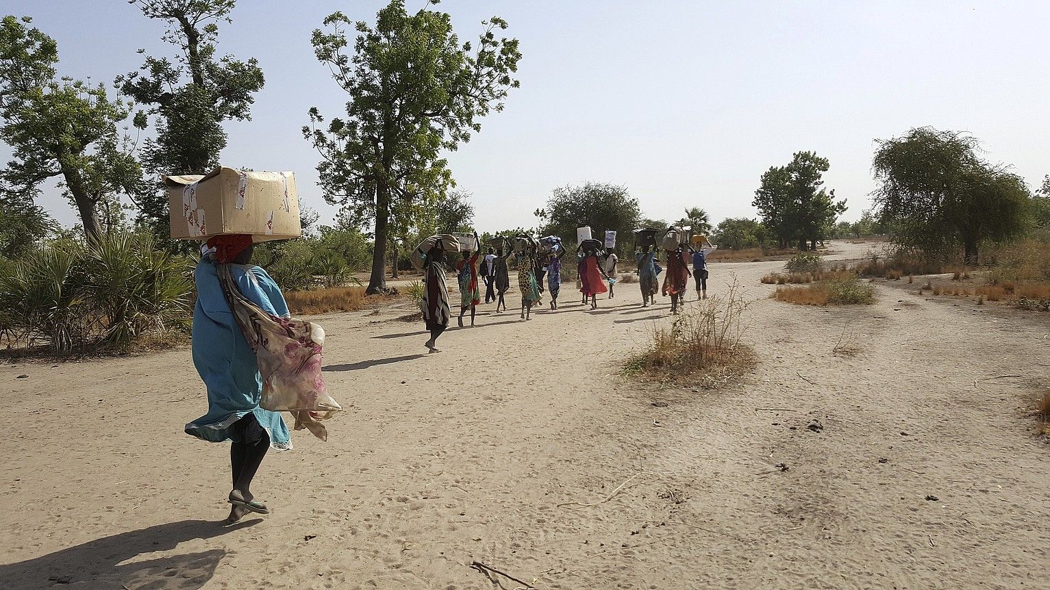 Boluntario talde bat, Dablualdik ateratzen (Hego Sudan), joan den astean. NICOLAS PEISSEL / EFE.