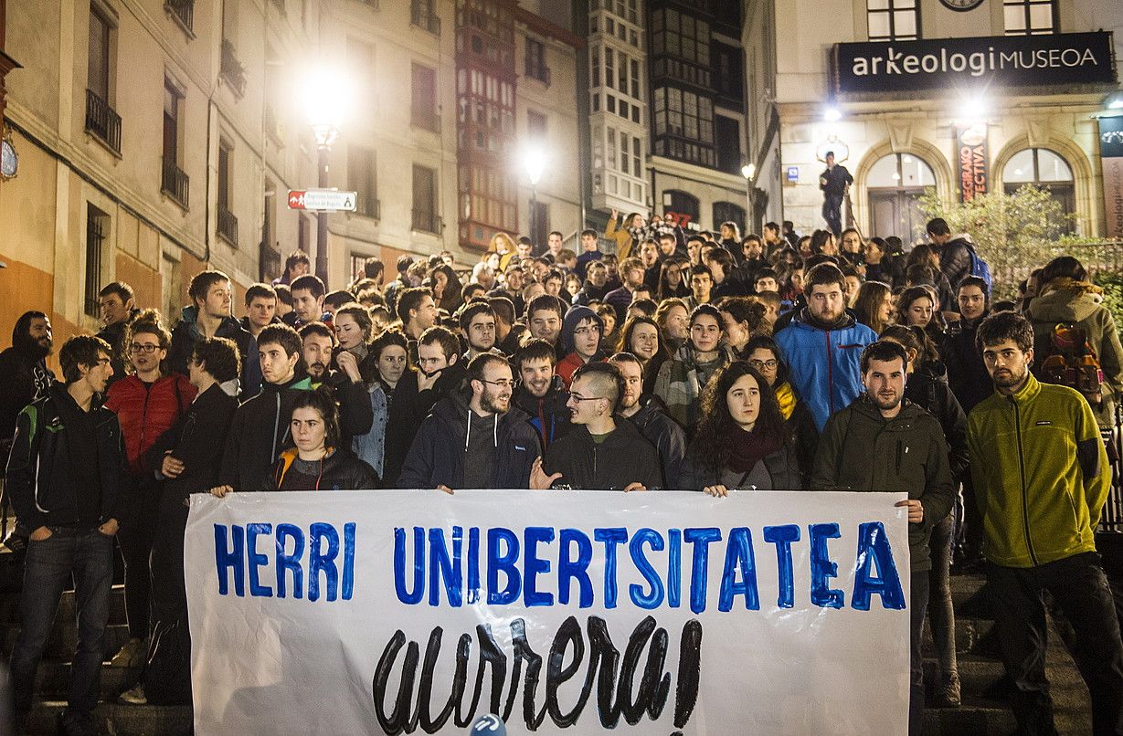 Ikasleek EHUren bertsioa gezurtatu zuten atzo, Bilbon eginiko agerraldian. MARISOL RAMIREZ / ARGAZKI PRESS.