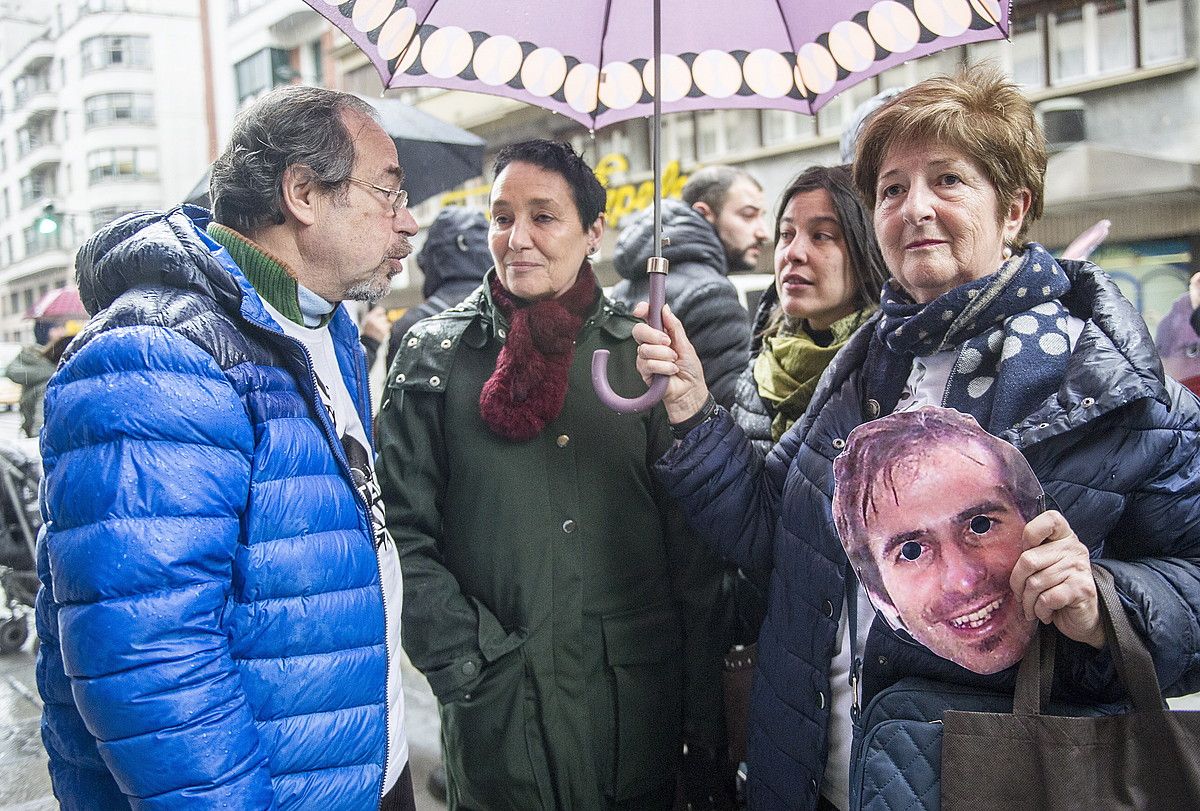 Jone Goirizelaia —erdian—, ondoan Iñigo Cabacasen guraso Manu Cabacas eta Fina Lizeranzu dituela, atzo. M. RAMIREZ / ARP. Jone Goirizelaia —erdian—, ondoan Iñigo Cabacasen guraso Manu Cabacas eta Fina Lizeranzu dituela, atzo. M. RAMIREZ / ARP.