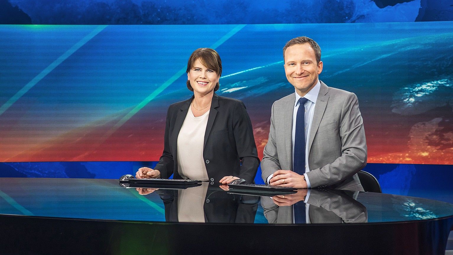 Suediako SVT telebistako Aktuellt informazio saioko aurkezleak. ANDERS MOHLIN / SVT.
