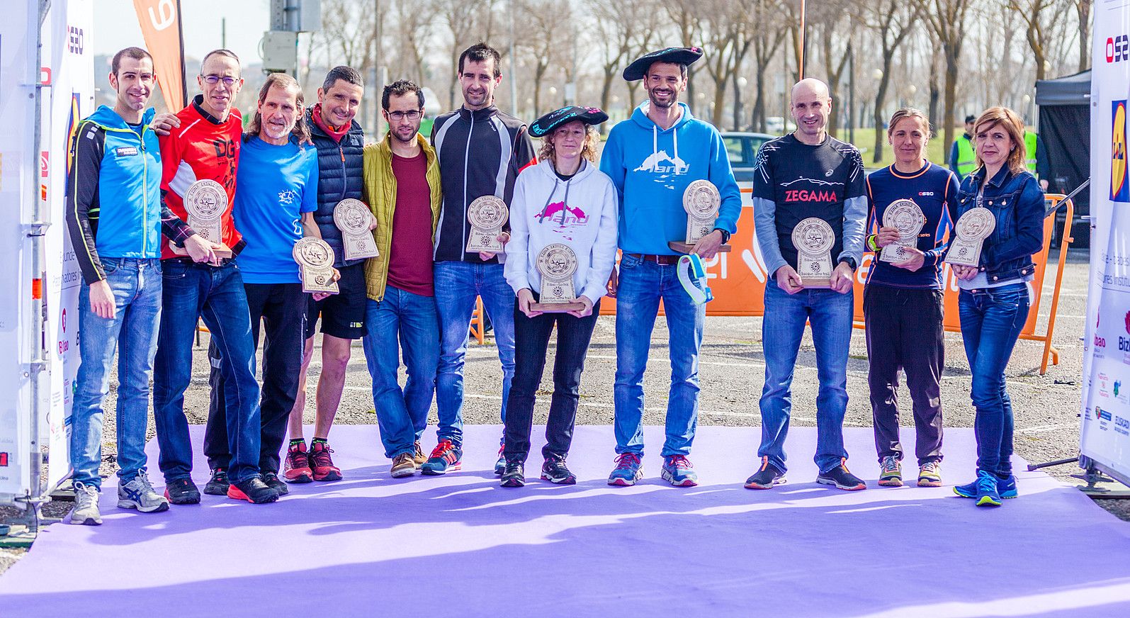 BUTSeko Gasteizko podiuma. Trigueros eta Agirre, erdian, txapelarekin. BASQUE ULTRA TRAIL SERIES.