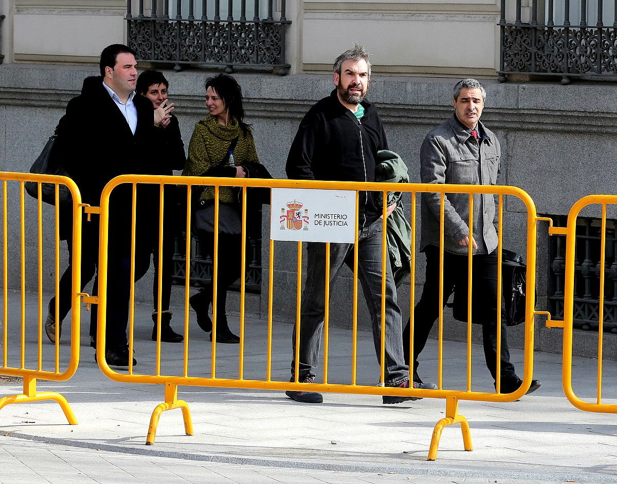 Alfredo Remirez @erreharria —eskuinetik bigarrena—, Espainiako Auzitegi Nazionalera bidean, atzo, abokatuak eta EH Bilduko diputatuek lagunduta. J. DANAE / ARP.