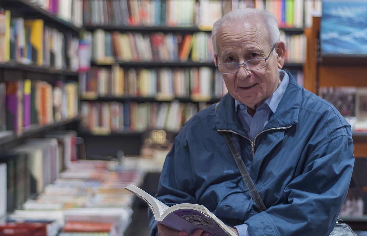 Joxe Azurmendi idazlea, atzo, Donostiako Elkar liburu-dendan, saiakera berria eskuetan duela. ANDONI CANELLADA / ARGAZKI PRESS.