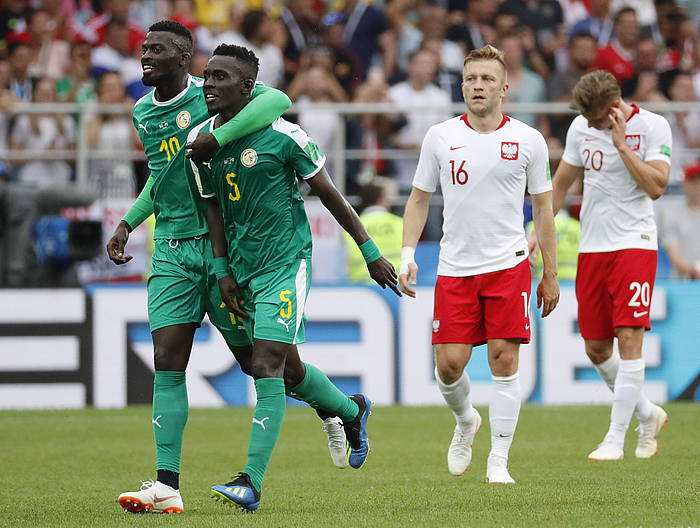 Senegal, neurketako lehen gola ospatzen, Poloniako jokalariak  burumakur direla. FELIPE TRUEBA, EFE