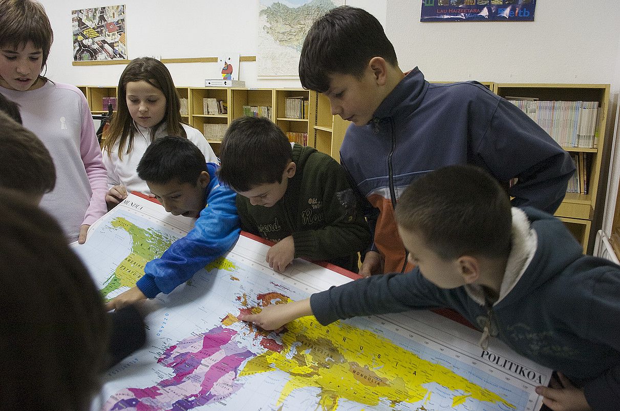 Atzerritar jatorriko ikasleei eragiten die epez kanpoko eskolatzeak. JON URBE / ARGAZKI PRESS.