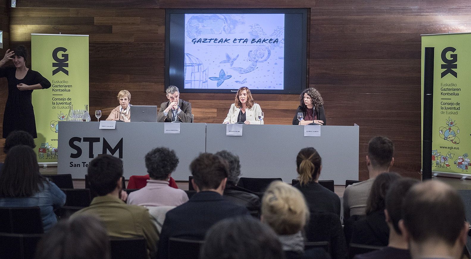 Miren Azkarate (Donostiako Udala) eta Jonan Fernadez (Eusko Jaurlaritza), EGK-ko Maialen Olabe eta Elvira C. Garcia Vidalesekin, atzoko aurkezpenean. GORKA RUBIO / ARP.