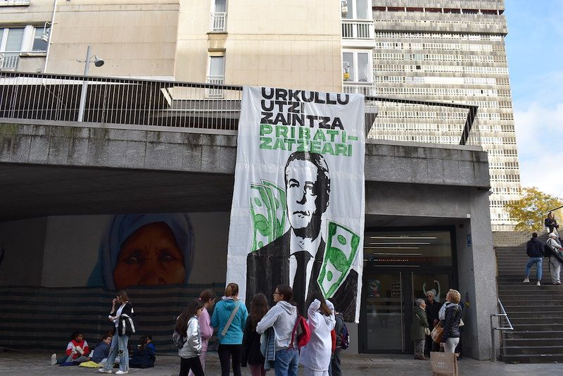 “Urkullu, utzi zaintza pribatizatzeari”, dioen pankarta, Tabakalera aurrean. IRUTXULOKO HITZA “Urkullu, utzi zaintza pribatizatzeari”, dioen pankarta, Tabakalera aurrean. IRUTXULOKO HITZA