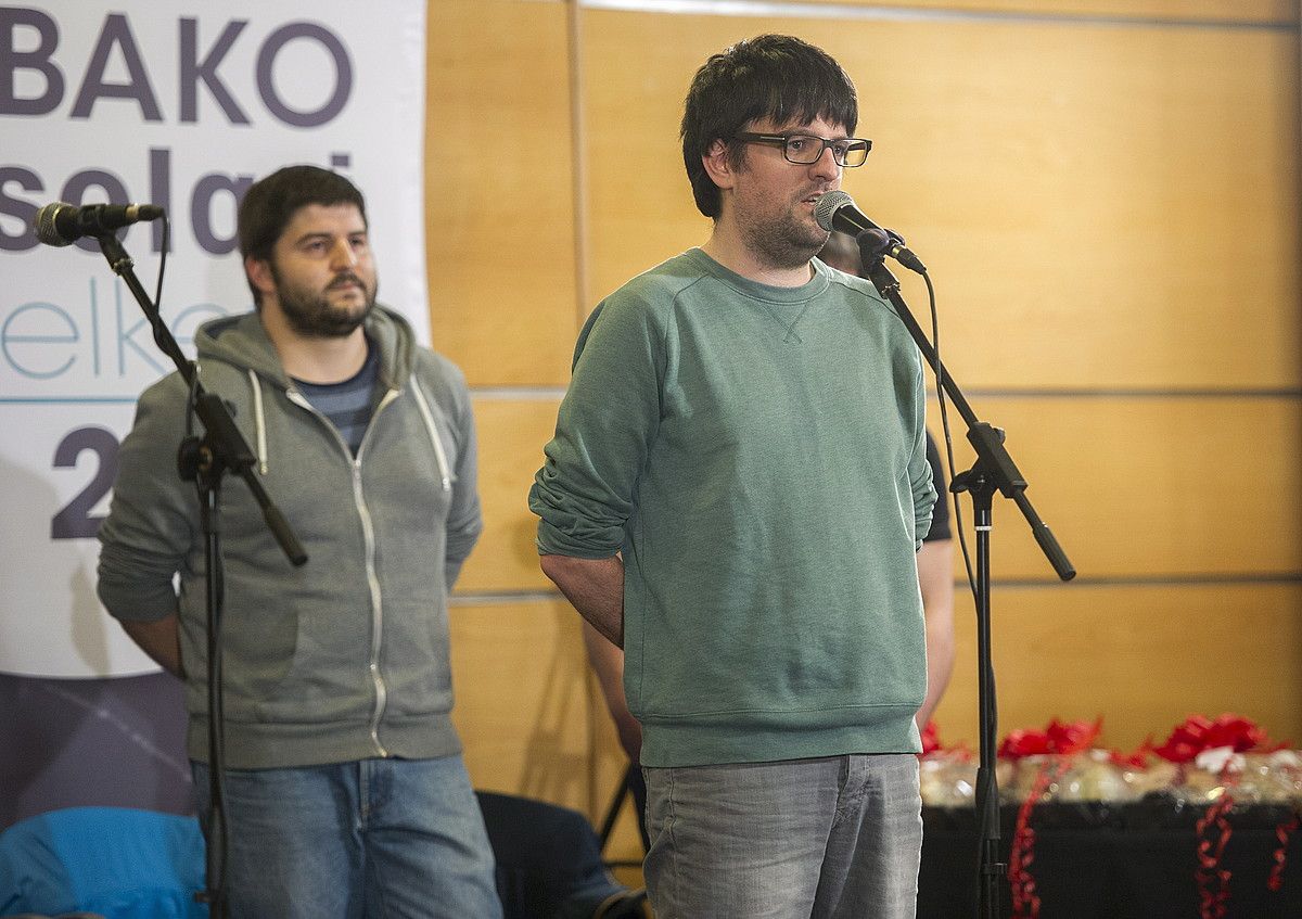 Manex Agirre kantuan, atzo, Legution, atzean Iñaki Viñaspre duela. JUANAN RUIZ / RGAZKI PRESS. Manex Agirre kantuan, atzo, Legution, atzean Iñaki Viñaspre duela. JUANAN RUIZ / RGAZKI PRESS.