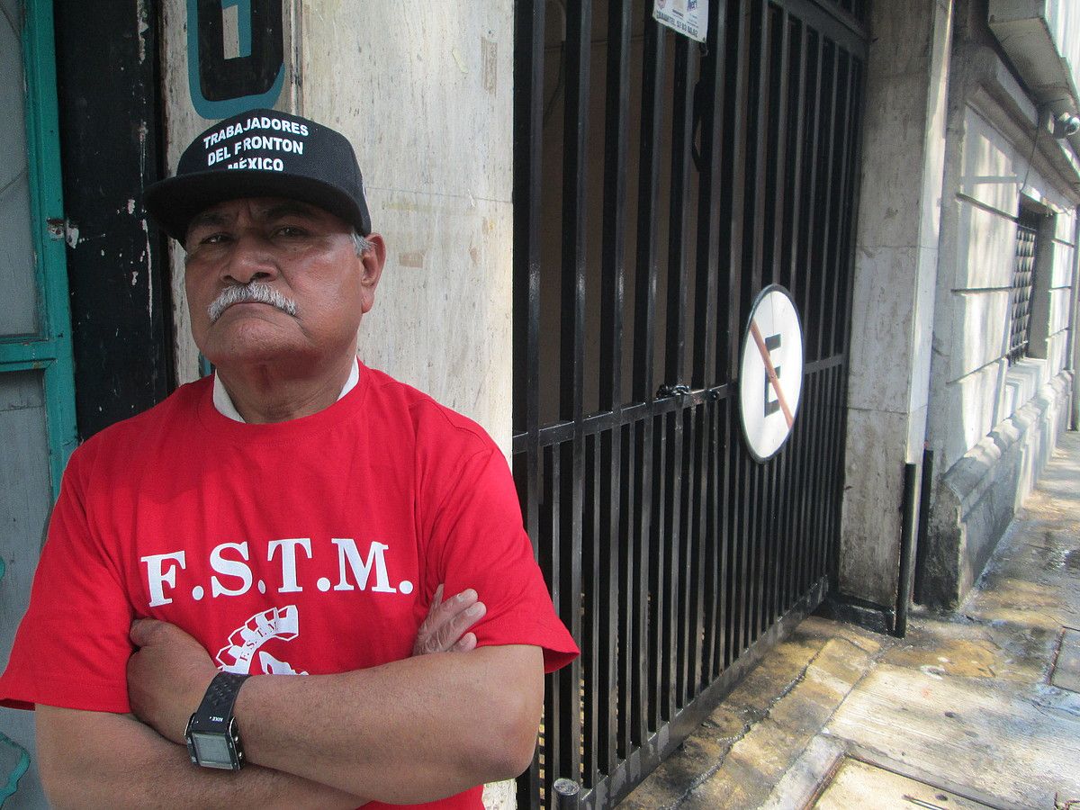 Emilio Rincon Fronton Mexicoko grebalaria, pilotalekuaren sarreraren ondoan. IGOR SUSAETA. Emilio Rincon Fronton Mexicoko grebalaria, pilotalekuaren sarreraren ondoan. IGOR SUSAETA.