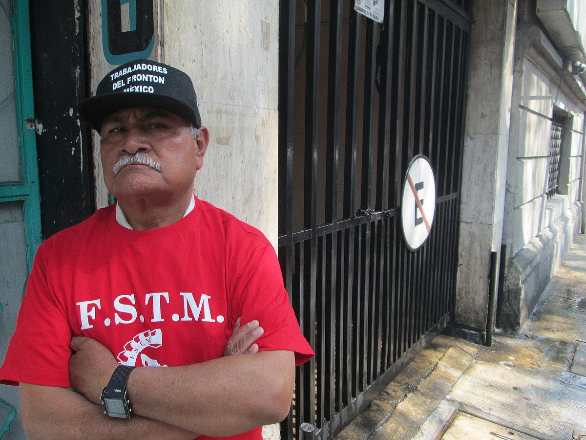 Emilio Rincon Fronton Mexicoko grebalaria, pilotalekuaren sarreraren ondoan. IGOR SUSAETA.