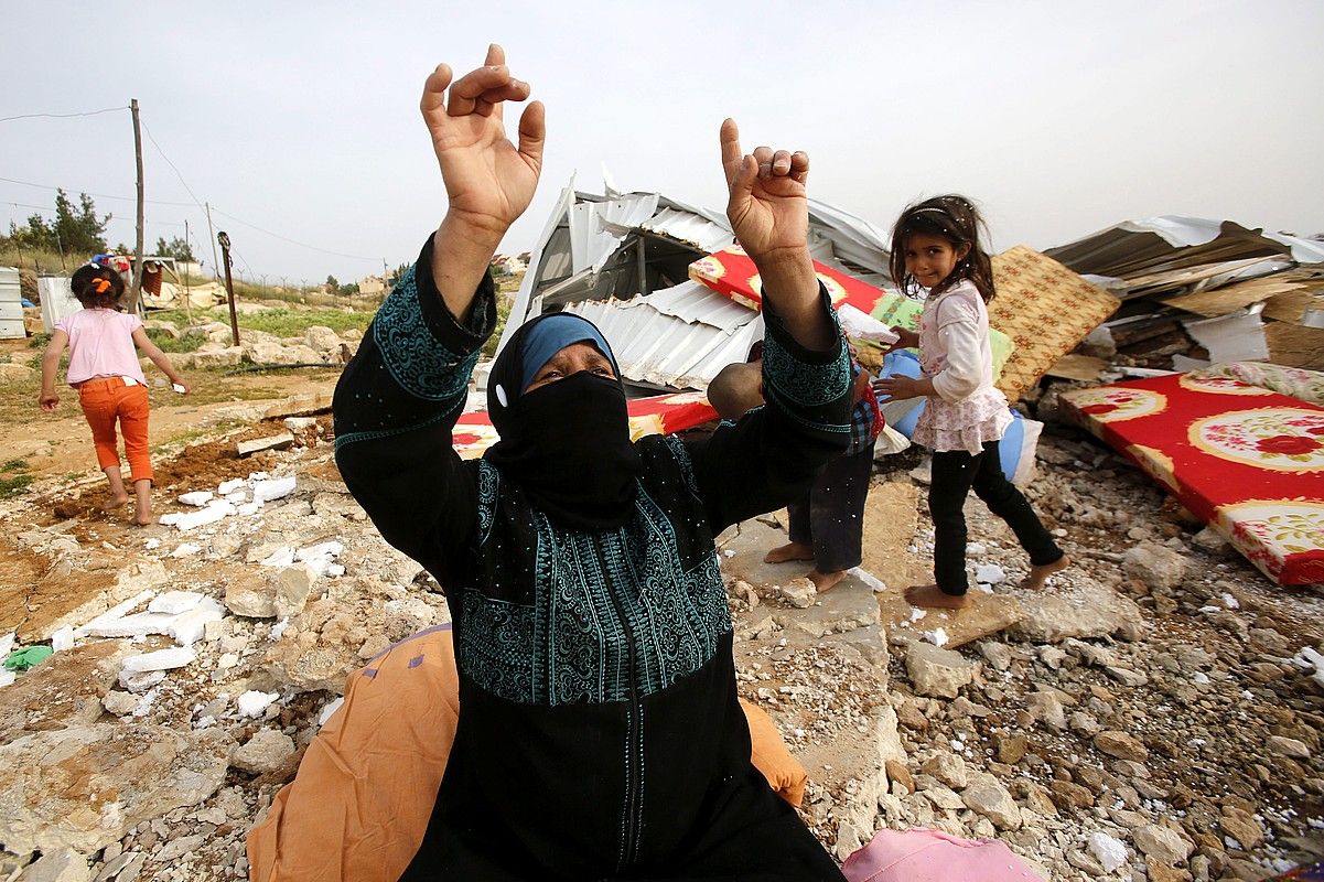 Hebrongo emakume palestinar bat, etxea bota berri diotela, oihuka. ABED AL HASHLAMOUN / EFE. Hebrongo emakume palestinar bat, etxea bota berri diotela, oihuka. ABED AL HASHLAMOUN / EFE.