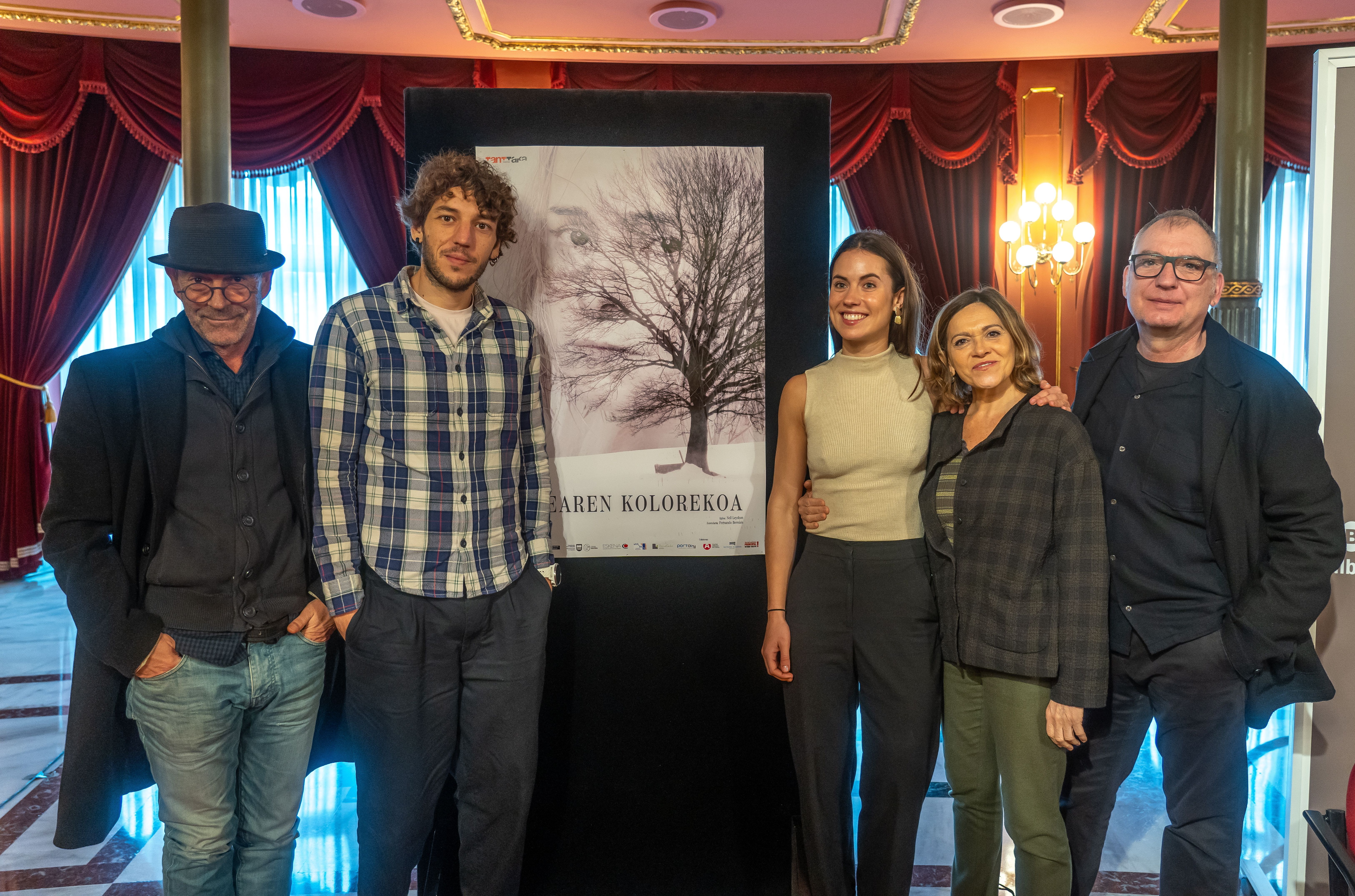 Joseba Apaolaza, Jon Olivares, Miren Arrieta, Mireia Gabilondo eta Fernando Bernues, atzo, Bilboko Arriaga antzokian. ANDONI CANELLADA / FOKU