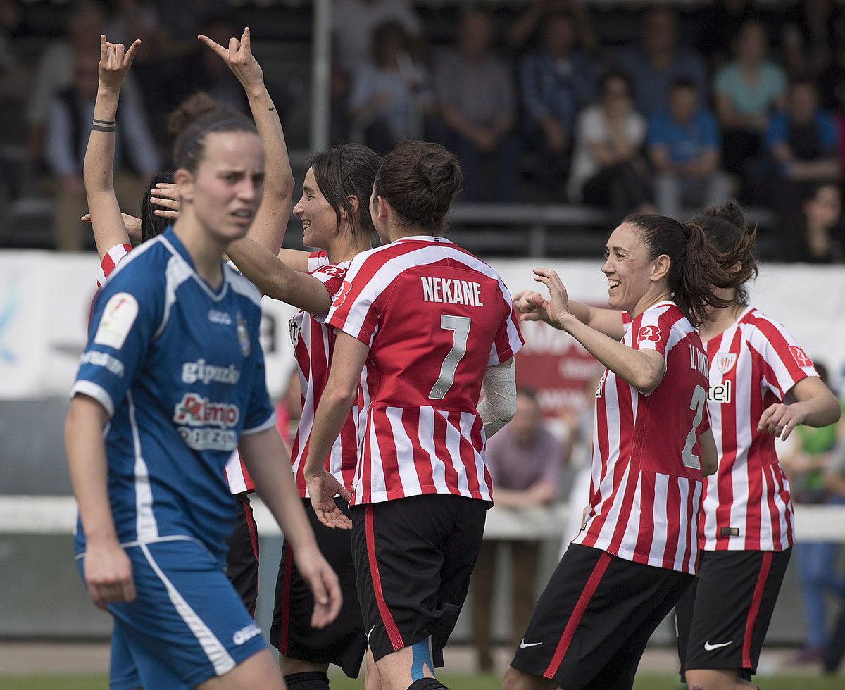 Athleticeko jokalariak atzoko partidan sarturiko goletako bat ospatzen. JON URBE / ARGAZKI PRESS.