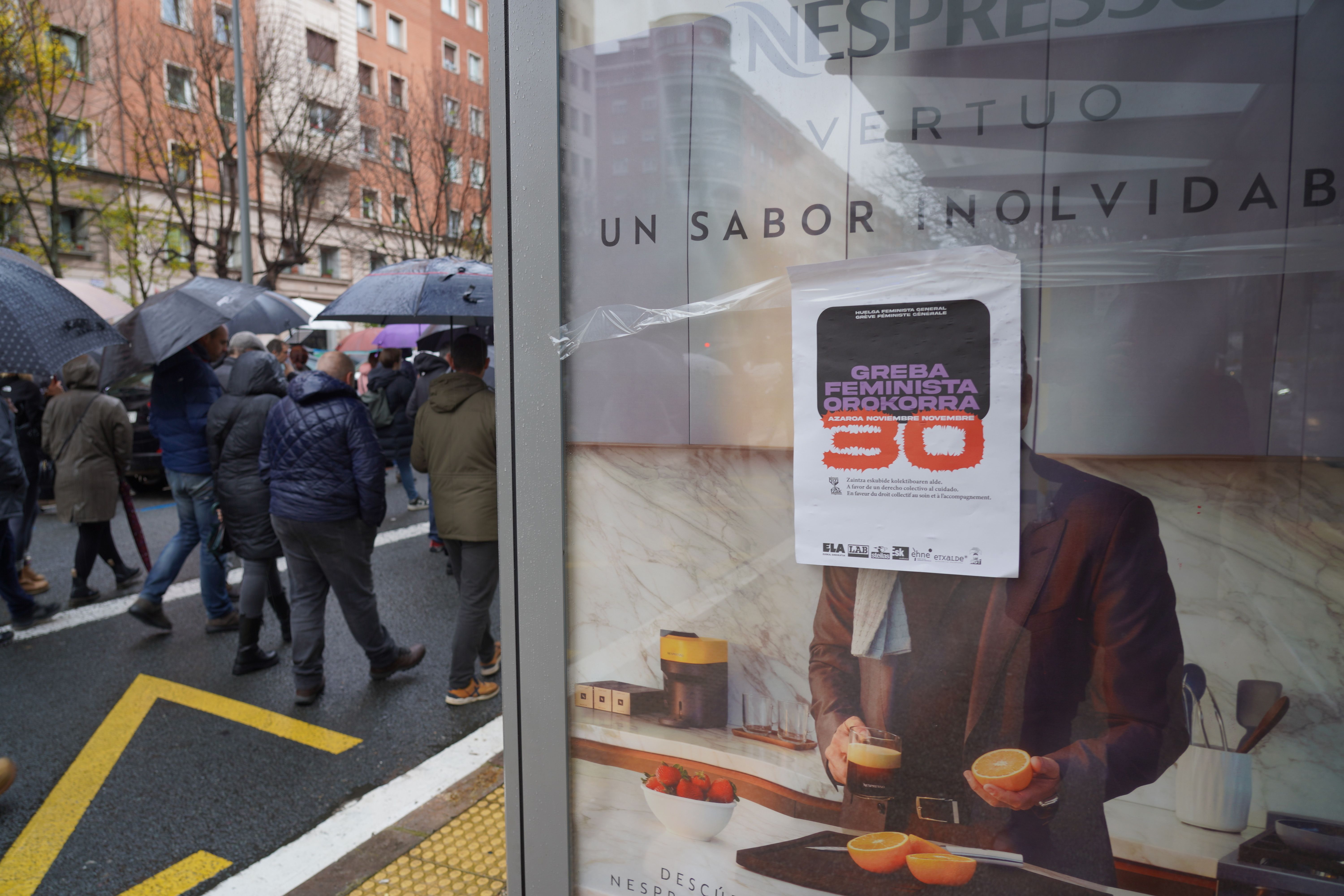 Donostiako markesina bat greba feminista orokorraren kartelarekin. GOTZON ARANBURU / FOKU