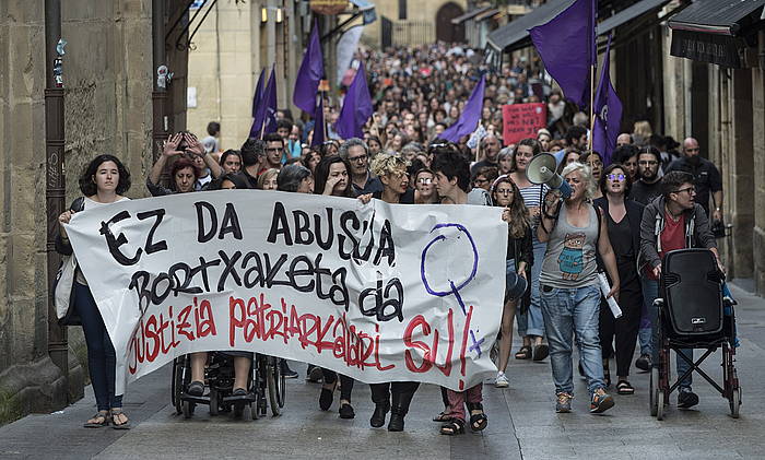 Iruñeko erasotzaileak aske uztearen kontrako manifestazio feminista, atzo, Donostian. JON URBE, FOKU