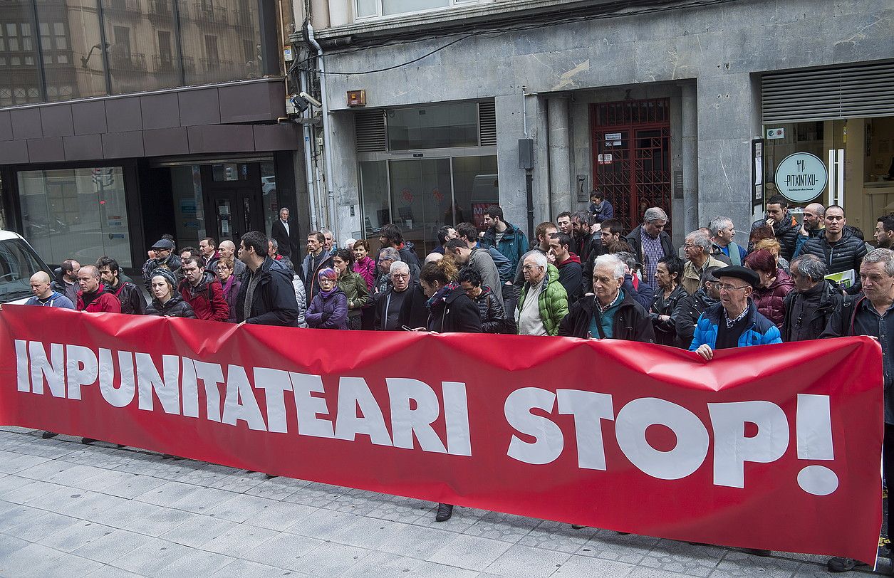 Epaitegiaren aurrean atzo egindako elkarretaratzea. LUIS JAUREGIALTZO / ARGAZKI PRESS.
