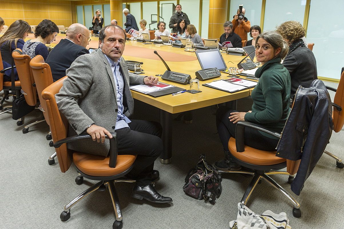 Foro Sozialeko Agus Hernan eta Anaiz Funosas Gasteizen, atzo, Eusko Legebiltzarrean. JUANAN RUIZ / ARGAZKI PRESS. Foro Sozialeko Agus Hernan eta Anaiz Funosas Gasteizen, atzo, Eusko Legebiltzarrean. JUANAN RUIZ / ARGAZKI PRESS.